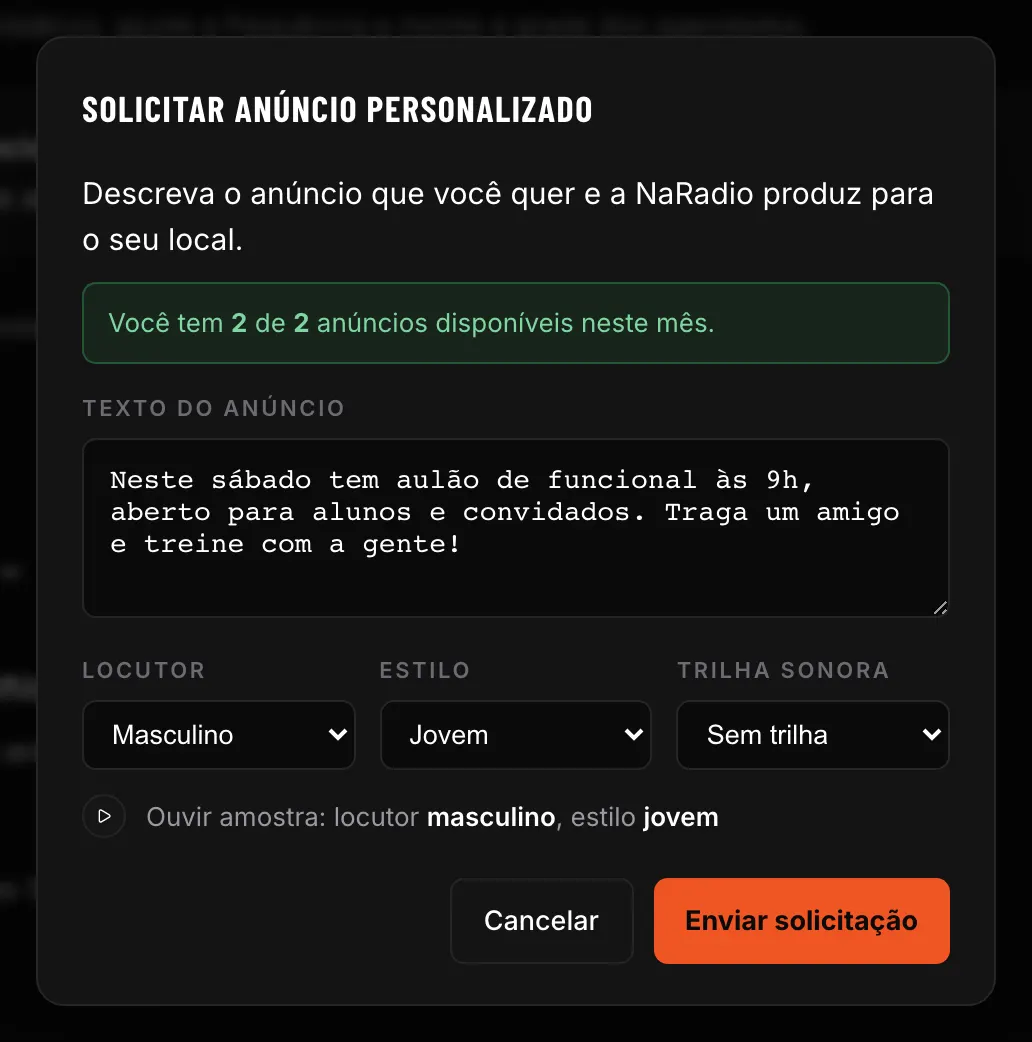 Janela Solicitar anúncio personalizado do painel da NaRadio: mostra os anúncios disponíveis no mês, o texto de um aviso de aulão de sábado, a escolha de locutor, estilo e trilha sonora, e os botões Cancelar e Enviar solicitação