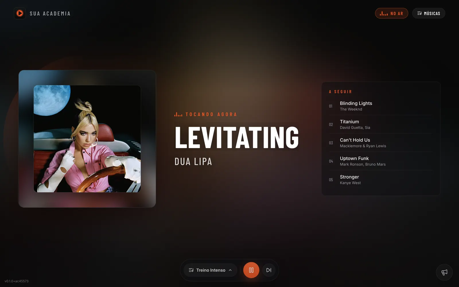 Tela do player da NaRadio tocando: mostra a música do momento em destaque e a lista A Seguir com as próximas faixas
